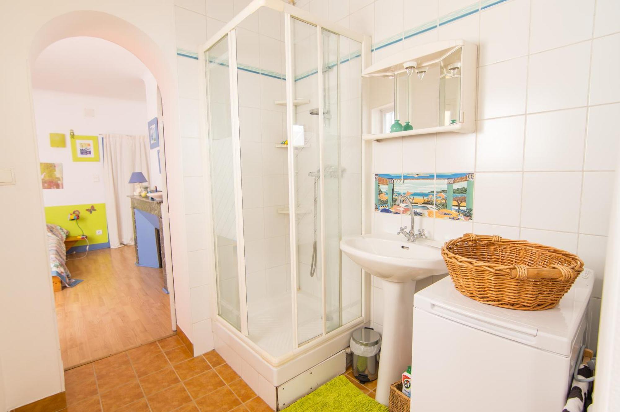 Volets Bleus Et Briques Rouges Appartement *