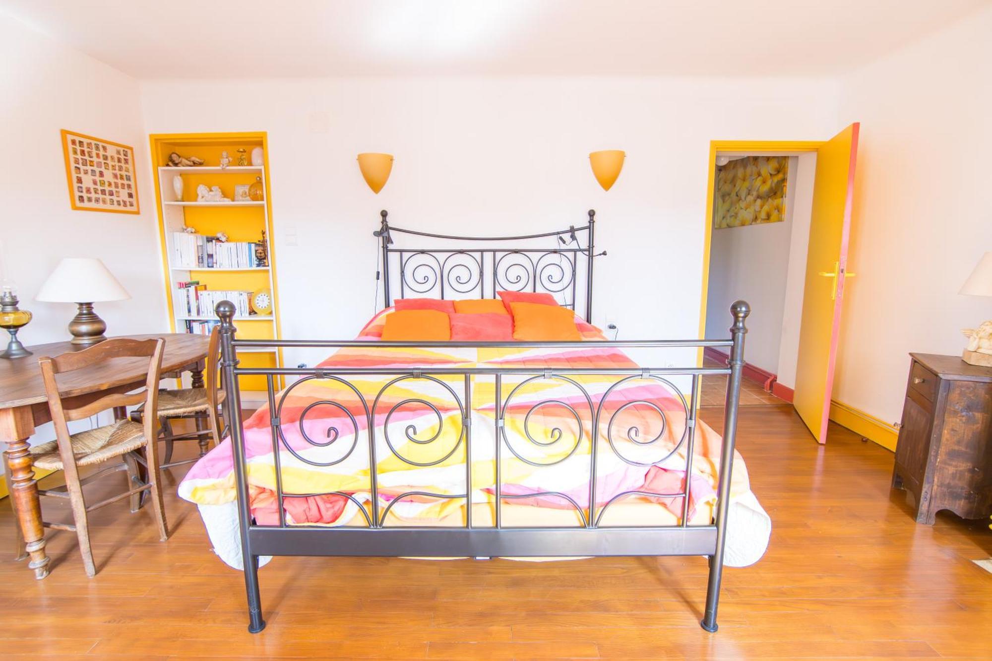 Appartement Volets Bleus Et Briques Rouges