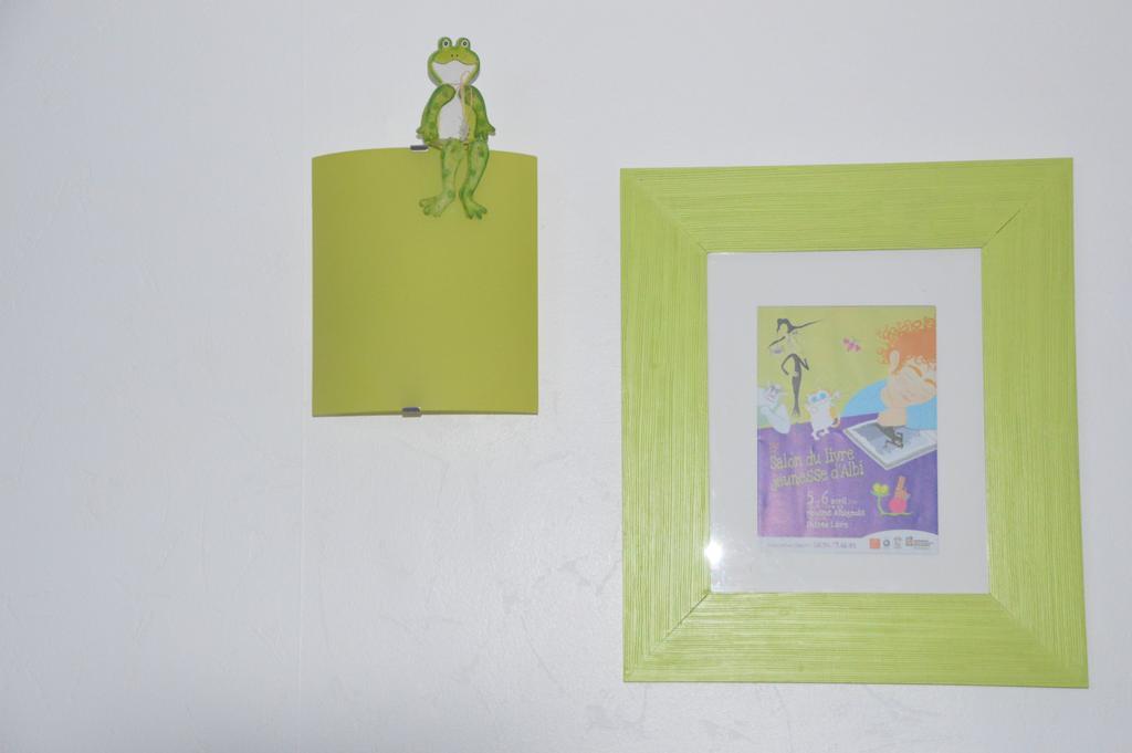 Volets Bleus Et Briques Rouges Appartement *