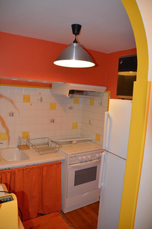 Volets Bleus Et Briques Rouges Apartment *