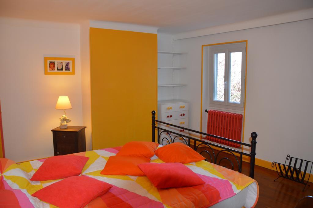 Volets Bleus Et Briques Rouges Apartment