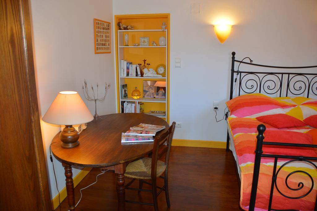 Volets Bleus Et Briques Rouges Apartment *