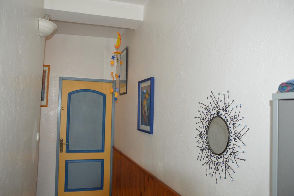 Apartment Volets Bleus Et Briques Rouges