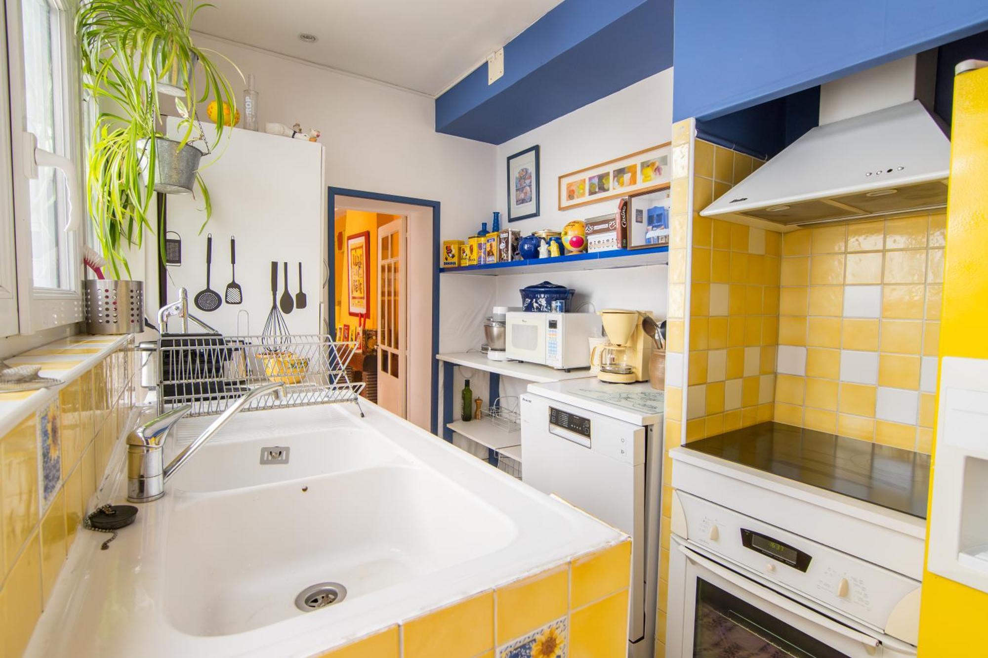Apartment Volets Bleus Et Briques Rouges