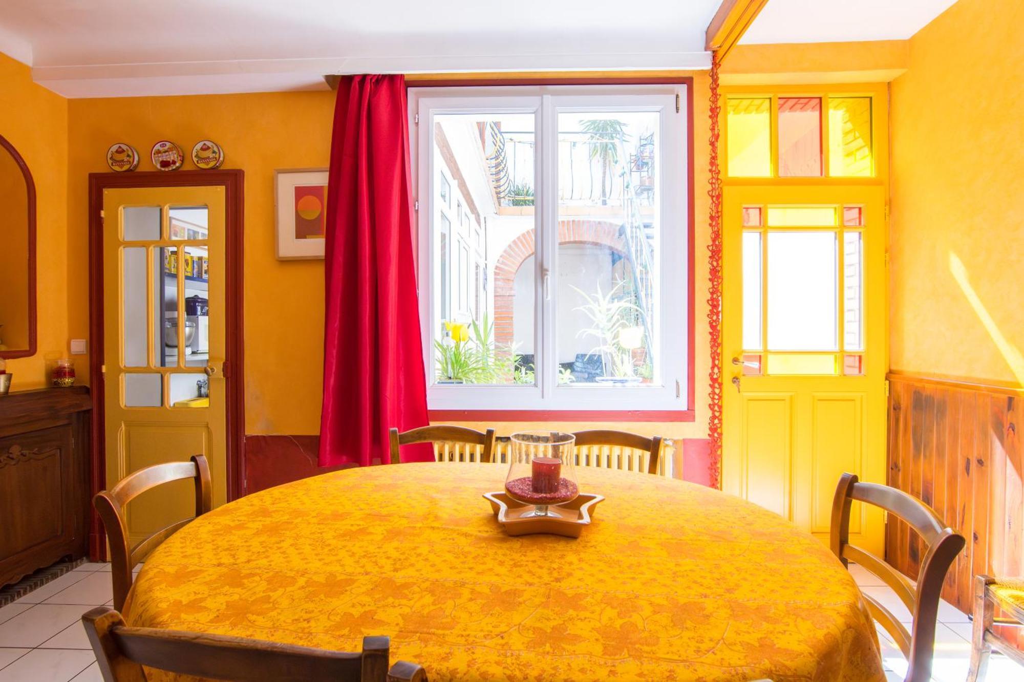 Apartment Volets Bleus Et Briques Rouges *