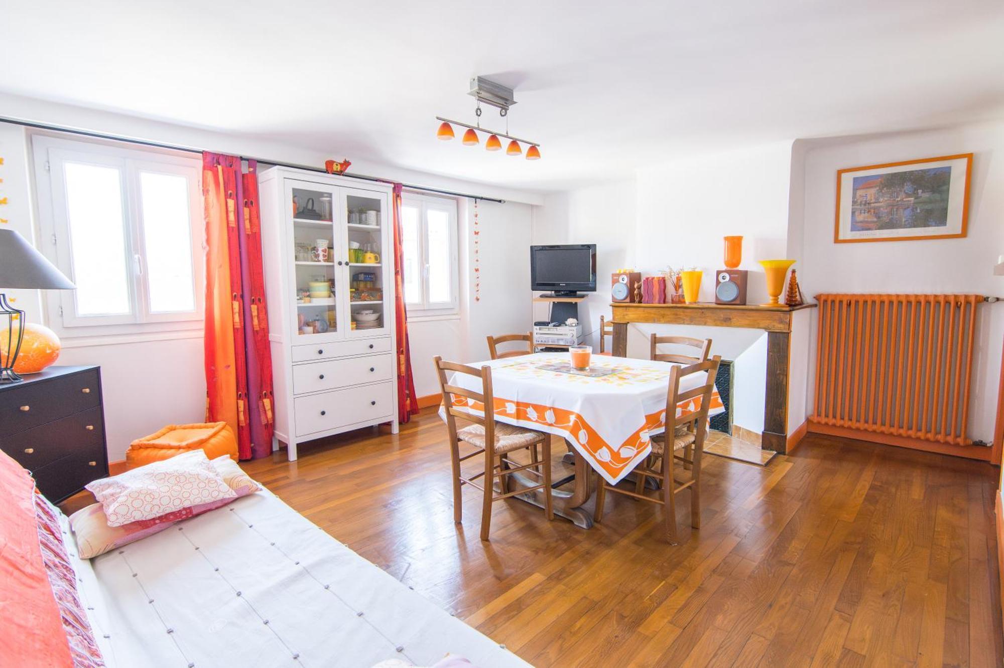 Volets Bleus Et Briques Rouges Apartment