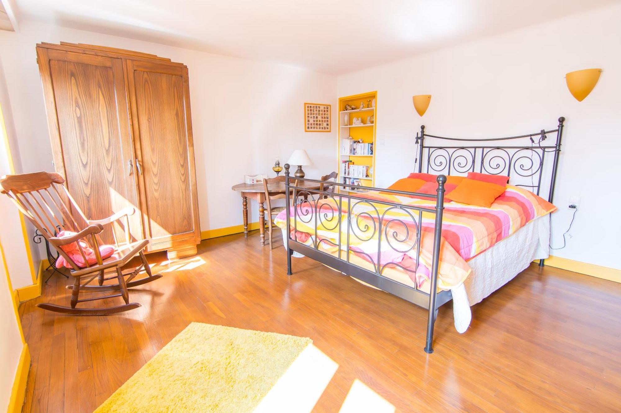Apartment Volets Bleus Et Briques Rouges