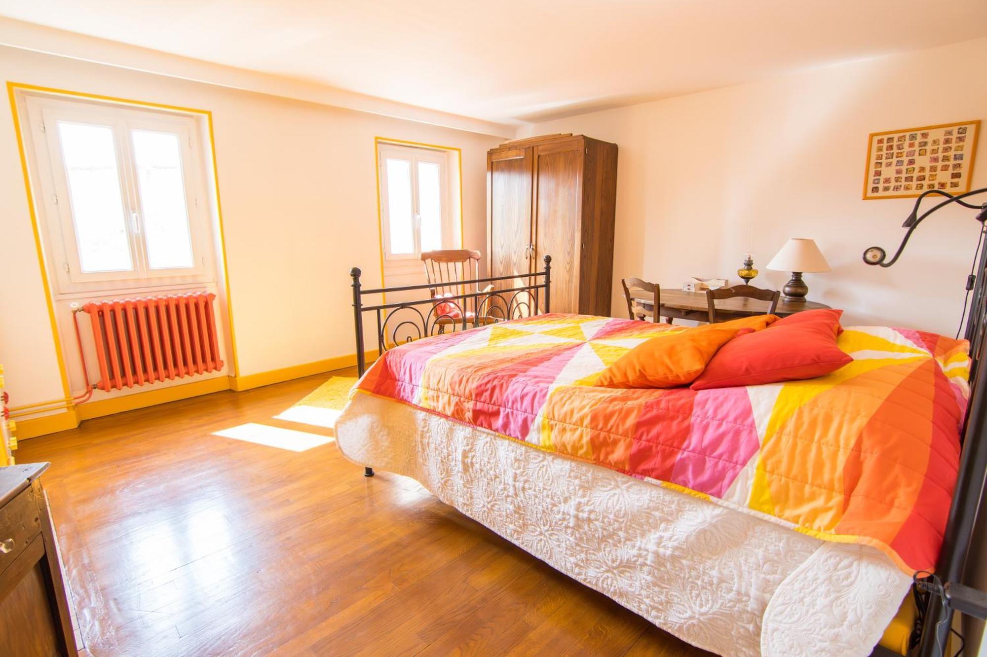 Volets Bleus Et Briques Rouges Apartment