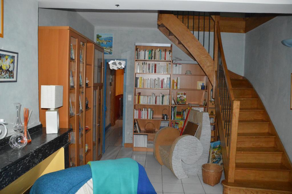 Volets Bleus Et Briques Rouges Appartement