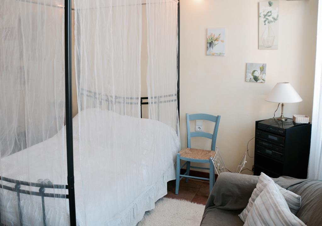 Volets Bleus Et Briques Rouges Apartment