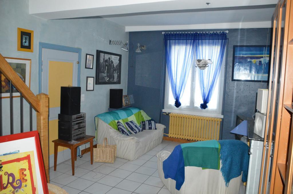 Apartment Volets Bleus Et Briques Rouges