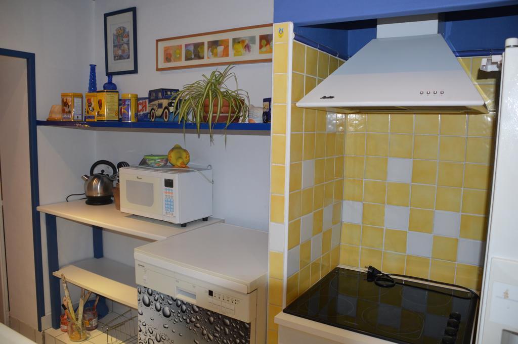 Volets Bleus Et Briques Rouges Apartment